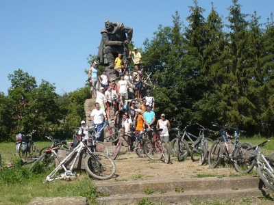 Kerékpártúra hegyen-völgyön át - a dálnoki Dózsa György szobránál