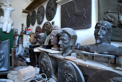Vetró András szobrászművész műtermében