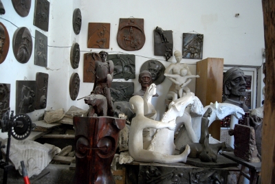 Vetró András szobrászművész műtermében