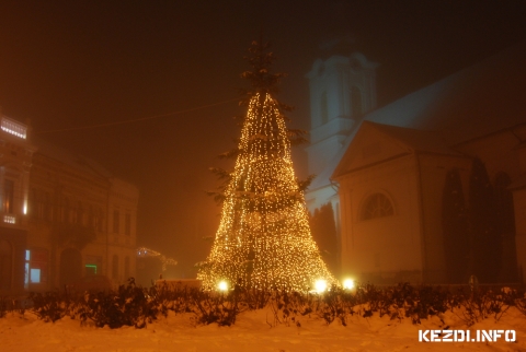 Főtéri karácsonyfa a református templom előtt - 2011 December