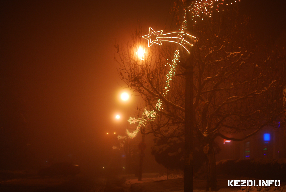 Karcsonyi hull csillagok a Főtren - 2011 December - Karcsony - Mesevros