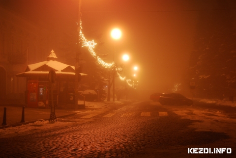 Karácsonyi ködben Főtéren - 2011 December