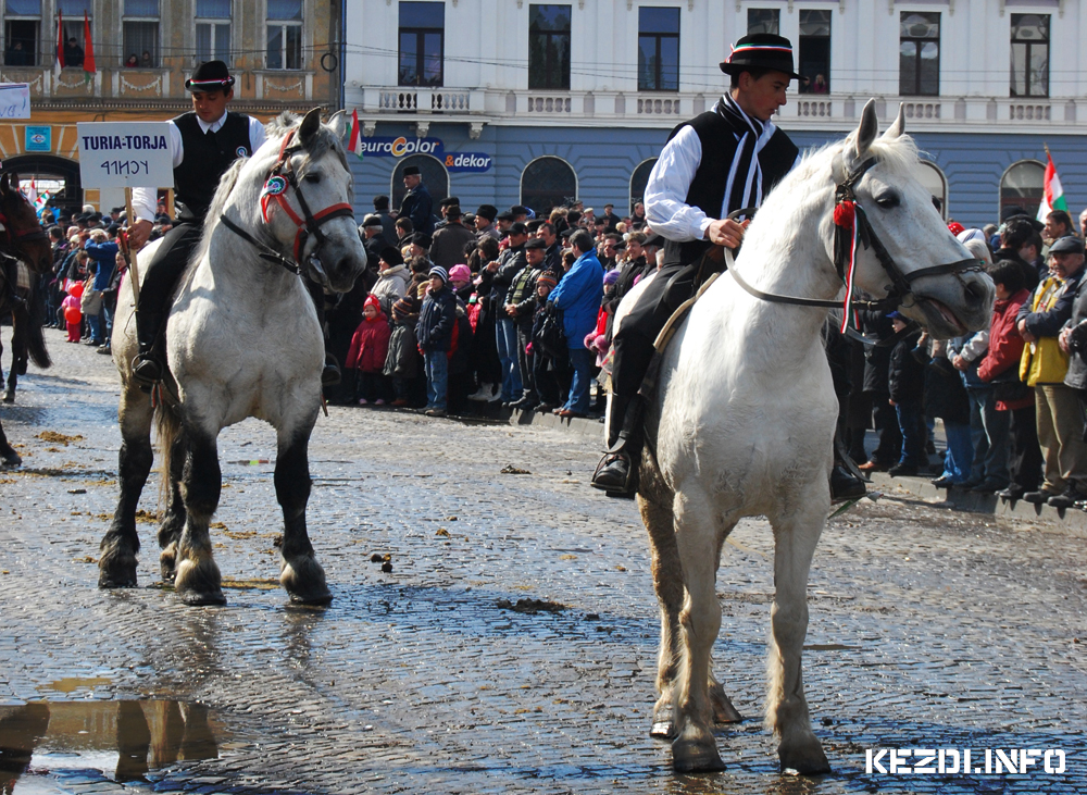 2012 Mrcius 15 - Torjai lovasok - letkpek Kzdiről