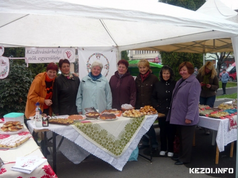 Hagyományos termékvásár süteményekkel - Kézdivásárhelyi Nők Egyesülete - 2012-11-10