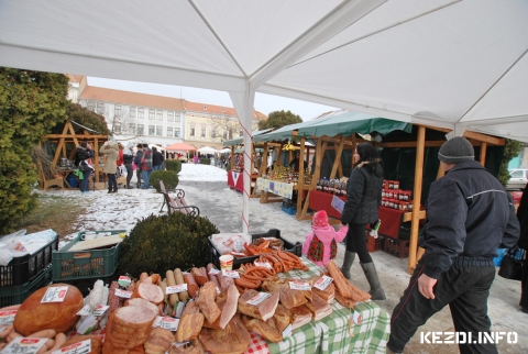 Decemberi termék- és karácsonyi vásár a főtéren - fotó: Pascu Timea