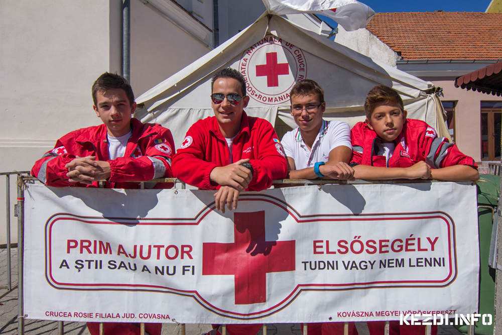 Sokadalmi vsr - Red Cross - Fot: Deme Tams - Vrosnapok - Őszi Sokadalom