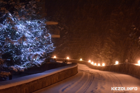 Karácsonyi fények havazásban a Bálványos Grand Hotelnél