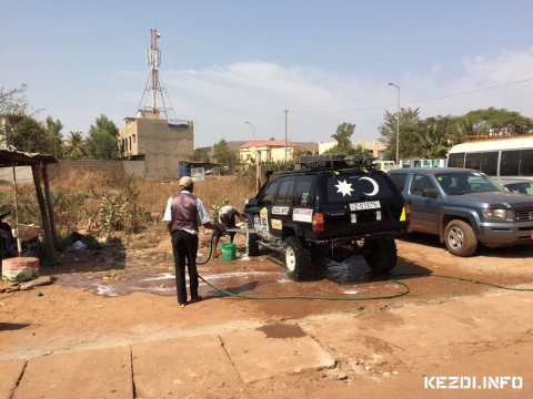 K�sz�l�s a v�gső befut�sra Bamakoban