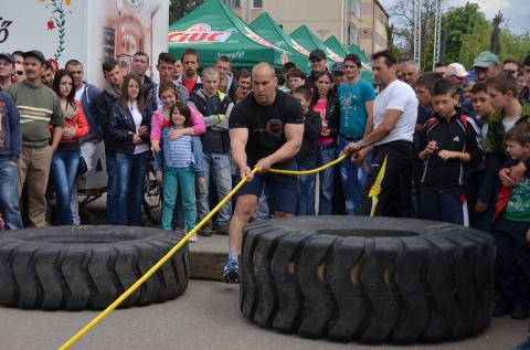 Erőember verseny / Sportcsarnok parkol� - Fot�: Vargha G�sp�r