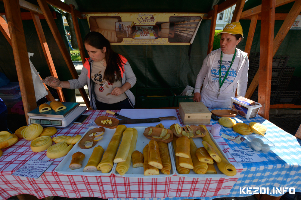 Sterczer kzműves sajtok a termkvsron - Hagyomnyos termkvasr Kzdivsrhelyen