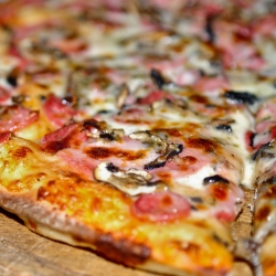 K�zdiv�s�rhelyen sz�mos pizz�z� szolg�l finomabbn�l finomabb pizz�kkal az olasz konyh�hoz k�zel �ll� �telekkel egy�tt, ahol a helyi �zek is megtal�lhat�k a s ...