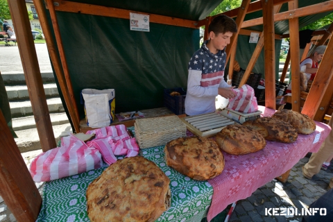 Szeptemberi term�kv�s�r K�zdiv�s�rhely főter�n, szombaton - Szeptemberi term�kv�s�r K�zdiv�s�rhely főter�n, szeptember m�sodik szombatj�n reggel 8 �r�t�l d�lut�n 14 �r�ig a v�s�rl� hagyom�nyos m�don, term�szetes alapanyagokb�l k�sz�lt, fők�nt h�zilag k�sz�lt, friss sz�kelyf�ldi term�keket tal�l a főter�n.

A termelők figyelm�be:

A term�kv�s�r minden h�nap m�sodik szombatj�n van, az esem�ny előtt egy h�ttel (p�ntek) 16 �r�ig lehet bejelentkezni a 0726233518-as telefonsz�mon, ugyanitt bővebb inform�ci�kkal is szolg�lnak az �rdeklődőknek.

B�rleti d�jat nem kell fizetni, ingyenes a hely, de a helyek sz�ma korl�tozott. Az asztalok �s s�trak sz�ma korl�tozott, hacsak nem saj�t asztallal/ut�nfut�val/s�torral j�n a v�s�rra a termelő.

B�rki termelő jelentkezhet, aki sz�kelyf�ldi term�ket �ll�t elő, a kik�t�s, hogy fogyaszthat� term�k kell legyen, a k�zműveseket (ruhanemű, �kszerek, j�t�kok stb.) sokadalomkor �s nagyobb rendezv�nyekkor fogadj�k.

Bővebben a K�zdi.Inf�-n itt: https://www.kezdi.info/news/augusztusi-termekvasar-2019/9960