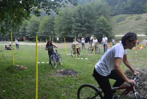 Megrendezésre került a Greenathlon bringás tábor - A Zöld Nap Egyesületnél hosszú évekre visszanyúló hagyománya van a kerékpáros programoknak. Szeptember 12-15 között megadatott a lehetőség, hogy partnerségben a Kendu Egyesülettel az Ifjúsági és Sportminisztérium résztámogatásával újra megszervezzen egy bringás tábort. A Greenathlon tábor célja volt a sport és a természetjárás, valamint az azon keresztül megvalósuló egészség- és környezettudatos életmód támogatása a 14-35 éves fiatalok körében, továbbá az ismeretátadáshoz szükséges, elkötelezett pedagógiai munka képzésekkel történő megalapozása és elismerése is. Az eseményen készült fotók az egyesület Facebook oldalán tekinthetőek meg.
A táborozók a négy nap alatt meghallgathattak több interaktív előadást is például Oláh Attila a paralimpián szerzett tapasztalatait osztotta meg, Kis Emese vetített-képes bemutató segítségével az erdélyi idegenvezetésről számolt be, de ezeken kívül még szó esett a biztonságos kerékpáros közlekedés szabályairól is, átbeszélték a közúti jelzőtáblák, különösen az elsőbbségadásra vonatkozó táblák jelentéseit. A bringások pénteken az ikafalvi Szabó Lajos elemi iskolában hívták fel a diákok figyelmét a biztonságos gyalogos és kerékpáros közlekedés szabályaira, valamint a résztvevőkkel közösen felelevenítették a kerékpár kötelező tartozékaira vonatkozó előírásokat. A jelenlévők tájékoztatást kaptak, hogyan kell betartani a jobb kéz-szabályt és megtanulhatták, hogy irányváltoztatási szándékukat minden esetben jelezzék karjukkal. Ugyanakkor kitértek a bukósisak használatának fontosságára is. Szombaton Demeter Orsolya bemelegítő gyakorlatait és az ízletes reggelit követően az Ika vár alatt alakítottak ki egy ügyességi pályát, ahol az elméleti oktatás után gyakorlatban is ki próbálhatták a biztonságos fékezés technikáját és a kereszteződésekben való haladást. Utolsó nap két keréken a fiatalok megismerhették a Nemere Útja zöldutvonal természeti értékeit és kulturális örökségét, meglátogatták például az alsócsernátoni 17. század végén épült református templomot, a márkosfalvi Barabás Miklós szobrot, a milleniumi emlékfákat, az ikafalvi református templomot, a csernátoni Haszmann Pál Múzeumot és megkóstolhattak hatolykai ásványvizet is. Ez a a tábor is a környezettudatosság jegyében zajlott, ügyelve a fenntarthatóságra, a kreatív újrahasznosításra ugyanakkor számos szemléletformáló programot kínáltak a résztvevőknek. A szervezők köszönik a részvételt és a közreműködést mindenkinek!
Szerző: Ráduly Attila
Fotó: Gergely Tímea