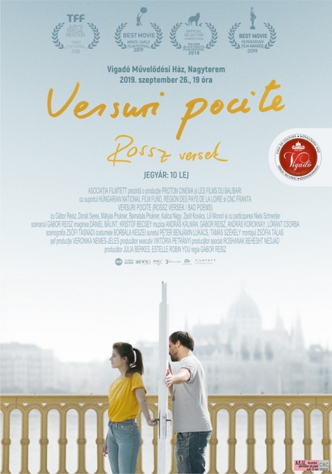 Vigad� Mozi - Rossz versek nagyj�t�kfilm vet�t�s - A Vigad� Művelőd�si H�z szervez�s�ben ism�t egy k�l�nleges vet�t�ssel k�sz�l a Vigad� Mozi, ahol szeptember 26-�n (cs�t�rt�k�n) 19 �r�t�l Reisz G�bor Rossz versek c�mű m�sodik nagyj�t�kfilmj�t n�zheti meg a k�z�ns�g. A filmvet�t�snek a Vigad� Művelőd�si H�z nagyterme ad otthont. 

�A 33 �ves Merthner Tam�s mag�n�lete romokban, mert p�rizsi �szt�nd�j�t t�ltő bar�tnője, Anna �ppen most szak�tott vele. Tam�s �nsajn�lat�ban, a m�ltj�ban kezdi keresni a v�laszt arra, hogy a szerelem val�ban csak akkor l�tezik-e, amikor m�r gyakorlatilag nincs.�

Mag�n�leti probl�m�inak feldolgoz�sa mellett, Tam�s eml�keiből �bred r� a mai t�rsadalom elveszetts�g�re is, ez�ton kapunk egy rendk�v�l szubjekt�v k�pet Magyarorsz�g jelen�ről.

A bel�pő �ra: 10 lej, v�rjuk szeretettel!


A film előzetese az al�bbi linken megtekinthető: 
https://www.youtube.com/watch?v=GwIIyk5FC_Y
