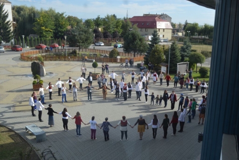 Vill�mcsőd�lettel �s �zenőfallal eml�keztek meg a B�ke Napj�r�l - T�bb sz�z gyerek, fiatal �s felnőtt vett r�szt szeptember 23-�n a Z�ld Nap Egyes�let felh�v�s�ra azon az eg�sz napos rendezv�nysorozaton, amelynek c�lja, hogy az erőszakmentess�g�rt kamp�nyoljon. Az id�n is vill�mcsőd�lettel, ker�kp�ros felvonul�ssal, dalokkal, versekkel �s �zenőfallal sz�nes�tett�k a hagyom�nyos rendezv�nyt. Az esem�nyen k�sz�lt fot�k az egyes�let Facebook oldal�n tekinthetőek meg.

A z�ldek imm�r tizenegyedik alkalommal csatlakoztak a Nemzetk�zi B�ke Naphoz. A minden �vben megszervez�sre ker�lő rendezv�nyt Varga Andrea a Z�ld Nap Egyes�let �nk�ntese �ltal előadott verssel nyitott�k meg. A csod�latos verset �s a k�sz�ntőket k�vetően a jelenlevők a Bod P�ter Tan�t�k�pző tanul�inak c�me: �Sz�l a kakukk Rodost�ban!� c�mű h�sz perces vill�mcsőd�let�t tekinthett�k meg, a R�k�czi eml�k�v �nneps�g kapcs�n. A Kis Emese tan�rnő �ltal meg�lmodott vill�mcsőd�let �A j� lovas katon�nak� c�mű k�z�s verbuv�l� �nekkel z�rult. A nagy n�pszerűs�gnek �rvendő flashmobot k�vetően a b�ke nemzetk�zi jel�t kirakva Bagyinka �gota a Z�ld Nap egyes�let ESC �nk�ntese olvasta fel Ant�nio Guterres az ENSZ főtitk�r erre a napra �rt �zenet�t magyar nyelven. Az esem�nysorozat ideje alatt b�rki �zenetet k�ldhetett � ak�r n�vtelen�l is � a helysz�nen fel�ll�tott v�szon b�kefalon. Az ENSZ 1981-ben hat�rozta el, hogy bevezetnek egy tematikus �nnepnapot, ez kezdetben minden szeptember harmadik szerd�j�n kapott helyt, 2002-től viszont r�gz�tett�k, s szeptember 21-ben �llapodtak meg.

Az esem�ny z�r�sak�nt az Eur�pai Mobilit�si H�t keret�n bel�l a nagy n�pszerűs�gnek �rvendő Kritikus t�meg elnevez�sű ker�kp�ros felvonul�sra ker�lt sor.  A szervezők k�sz�nik minden r�sztvevőnek a jelenl�tet. A rendezv�nysorozat partnere a Bod P�ter Tan�t�k�pző �s a k�zdiv�s�rhelyi Nők Egyes�lete, t�mogat�ja K�zdiv�s�rhely Polg�rmesteri Hivatala, Kov�szna Megye Tan�csa �s a Communitas Alap�tv�ny. 

Szerző: R�duly Attila

Fot�: Beck Orsolya �s Balogh �kos