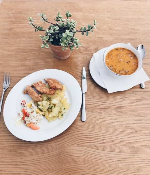 �trium Hotel - Napi men� 2019-10 07-12 - �trium Hotel - Napi men� 2019-10 07-12

H�tfő
Parasztcsorba
Grillezett csirke mell, nat�rkrumpli, sal�ta

Kedd
Zellerkr�mleves fűszeres krutonnal
Diszn�b�csi, hagym�s krumpli, sal�ta

Szerda
H�sgomb�cleves
Csirkemell csikok sajtm�rt�sban, rizs, sal�ta

Cs�t�rt�k
Z�ldbors�leves csipetk�vel
Tepsiben s�lt nyakkaraj, stake krumpli, sal�ta

P�ntek
Frankfurti leves
Csikostok�ny, puliszka, savany�s�g