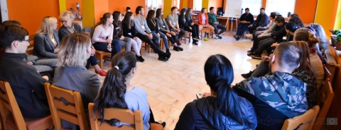 Erasmus+ ifj�s�gi csere Bikfalv�n �s Sepsiszentgy�rgy�n - Okt�ber 9-13. k�z�tt Erasmus+ ifj�s�gi csere zajlik 36 r�sztvevővel Bikfalv�n �s Sepsiszentgy�rgy�n a Turulmad�r Ifj�s�gi Iroda szervez�s�ben, ahov� a helyi r�sztvevők mellett Magyarorsz�gr�l �s Litv�ni�b�l �rkeztek fiatalok. Haz�nkat K�zdiv�s�rhelyről, Kov�szn�r�l �s Sepsiszentgy�rgyről k�pviselik.

Az Erasmus+ az Eur�pai Bizotts�g oktat�si, k�pz�si, ifj�s�gi �s sportprogramja a 2014�2020 k�z�tti időszakra. A program lehetős�get k�n�l a lakoss�g mobilit�s�ra, valamint az oktat�si, k�pz�si �s ifj�s�gi szektorok k�z�tti egy�ttműk�d�sre. 

A programunk alatt a fiatalok a k�pz�sek mellett, j�t�kosan felfedezik Bikfalv�t �s Sepsiszentgy�rgy�t, ell�togatnak a Szent Anna-t�hoz, betekintenek a falusi �letform�ba, kipr�b�lj�k a lovagl�st az �rkosi Barab�s lovard�ban.

Szeretettel megh�vjuk vas�rnap, okt�ber 13-�n, 10-�r�ra a Teinbe (Szabads�g t�r, 2-es sz�m), ahol reggeli mellett lehetős�g ny�lik besz�lgetni a tev�kenys�gben r�szt vevő fiatalokkal, szervezőkkel, oktat�kkal az Erasmus+, valamint a program t�m�j�t k�pező The Duke of Edinburgh's International Award szem�lyis�gfejlesztő programokr�l.

Ezt k�vetően, 11 �r�t�l a Főt�ren az ifj�s�gi cser�n r�sztvevők bemutatj�k, hogy hogyan l�tj�k az �nk�ntess�get, mit jelent sz�mukra az Erasmus+ valamint a The Duke of Edinburgh's International Award.

R�szv�teli sz�nd�kuk k�rj�k jelezz�k vissza legk�sőbb szombatig a turuloffice@gmail.com c�mre vagy a 0732 201 222-as telfonsz�mon (Kov�cs Orsolya).
Sz�m�tunk a jelenl�t�kre!