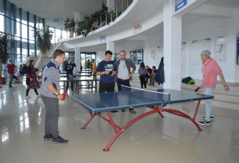Őszi amatőr ping-pong bajnoks�got szerveztek - A Z�ld Nap Egyes�let �s a k�zdiv�s�rhelyi Sportiroda okt�ber 7-�n amatőr sportol�k sz�m�ra �jra megszervezte a hagyom�nyos Őszi Asztalitenisz Bajnoks�got a Sportcsarnok előter�be. A h�tfő d�lut�ni rangad�ra k�l�nb�ző koroszt�lyokban t�bb mint negyvenen neveztek be. A legt�bben a felnőtt f�rfiak kateg�ri�j�ban indultak. A rendezv�nyen k�sz�lt fot�k megtekinthetők a Z�ld Nap Egyes�let Facebook oldal�n!

A test �s a l�lek egyens�lyban val� edz�se �rdek�ben �vente n�gy alkalommal k�l�nb�ző korcsoportok sz�m�ra megrendez�sre ker�lnek asztalitenisz bajnoks�gok. Ez alkalommal is a f�rfiak �s a nők k�l�n kateg�ri�ban szerepeltek, hat asztalon m�rve �ssze pingpong tud�sukat. Az �t, illetve hat tag� csoportok első k�t helyezettje l�phetett tov�bb a negyedd�ntőbe, ahol m�r egyenes kies�ses rendszerben folytat�dott a verseny. A h�rom �r�s k�zdelem ut�n a k�vetkező eredm�nyek sz�lettek. 

Nyertesek n�vsora: 

Kicsik: I. S�nta Mih�ly, II. Bart�k Edu�rd III. Bart�k Edina
Ifjak: I. Dobri Rich�rd, II. Szekeres R�bert, III.Poly�k Szabolcs, Kov�cs Attila
Nők: I. Sz�kely Emőke, II. Mariam Sargsyan, III. Asiye Demirci, Anna Smbtyan
F�rfiak: I. L�n�rt-Kendi Istv�n, II. Kocsis Zolt�n, III. Solymosi G�bor, Balogh �kos
A remek hangulat� verseny v�g�n a r�sztvevők �rmeket �s okleveleket kaptak, senki nem ment haza �res k�zzel. A legfiatalabb �s legidősebb r�sztvevő (Bir� Ervin) is d�jat kapott. K�sz�nj�k a seg�tők r�szv�tel�t �s gratul�lunk a d�jazottaknak! 

Szerző: R�duly Attila

Fot�: K�nya L�szl� �s Bagyinka �gota