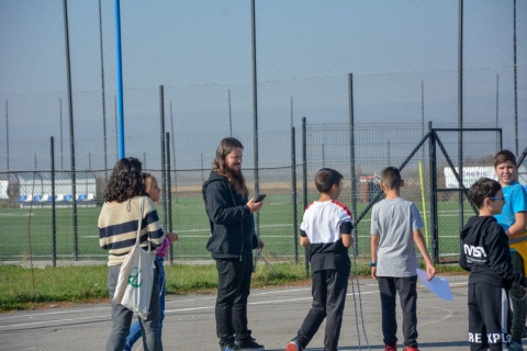 J�t�kos vet�lkedőt szerveztek az �t�dikeseknek - A Z�ld Nap Egyes�let csapata okt�ber 26-�n a sepsiszentgy�rgyi V�radi J�zsef �ltal�nos iskola k�t �t�dik oszt�ly�t l�tta vend�g�l. A r�vid programismertetőt �s bemutatkoz�st k�vetően kezdet�t is vette a d�lelőtti h�t fordul�s interakt�v vet�lkedő. Az esem�nyen k�sz�lt fot�k az egyes�let Facebook oldal�n megtekinthetőek.

A szombati rendezv�ny a k�zdiv�s�rhelyi Sportcsarnok előtti t�ren �s annak k�rny�k�n zajlott ahol egy j�tsz� z�n�t alak�tottak ki a z�ldnaposok. A  di�kokat h�t-nyolc fős csapatokba osztott�k. A t�bb �r�s vet�lkedő fő c�lja a mozg�s, a kreativit�s, a logikus gondolkod�s, valamint az el nem hanyagolhat� egy�ttműk�d�s, csoportmunka, versenyszellem fejleszt�se volt melyek hossz� t�von meghat�rozhatj�k tanulm�nyi sikereiket is. Az �nfeledten j�tsz� gyermekeket figyelve �szrevehető volt, hogy a j�t�k sor�n a saj�t maguk el� �ll�tott akad�lyokat is �r�mmel �s �nk�nt k�zdik le. A v�ltozatos programok sor�n a k�rnyezettudatos nevel�sre is szerettek volna egy kicsit nagyobb hangs�lyt fektetni, illetve a fiatalok figyelm�t felh�vni arra, hogy jobban vigy�zzanak k�rnyezet�kre.

A d�lelőtti program v�gezt�vel a leg�gyesebb csapatokat d�jazt�k. A z�ldnaposok kiemelt�k, �r�lnek, hogy ennyi lelkes csapat vett r�szt �s k�sz�nik a pedag�gusok �s Kiss Andr�s Istv�n seg�ts�g�t.

Fot�: Bal�zs Attila