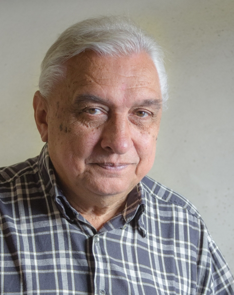 B�cs�zunk Veress L�szl�t�l - 2019. november 8-�n, hetvenn�gy �ves kor�ban tragikus hirtelens�ggel elhunyt Veress L�szl� sz�nműv�sz, a Tam�si �ron Sz�nh�z t�rsulat�nak tagja. A főiskola elv�gz�se ut�n 1971-be szerződ�tt a sepsiszentgy�rgyi sz�nh�zhoz, ahol sz�zn�l is t�bb szerepben l�thatta őt a k�z�ns�g az elm�lt �vtizedek alatt. Ereje telj�ben m�g sok�ig �lvezhette volna a nyugd�jas �veket csal�dja k�r�ben, ha nem sz�l k�zbe a sors.

Veress L�szl� 1945-be sz�letett Kolozsv�ron, 1967�1971 k�z�tt a Marosv�s�rhelyi Szentgy�rgyi Istv�n Sz�nműv�szeti Főiskol�n tanult, majd Sepsiszentgy�rgyre szerződ�tt, ahol első szerep�ben egy felh�borodott n�zőt alak�tott Aurel Baranga Miniszter a bar�tom c�mű darabj�ban. Azonnal belopta mag�t a k�z�ns�g sz�v�be, �s ezzel egyidőben a t�rsulatnak is oszlopos tagj�v� v�lt, hisz a legelső szerep�től 2012-ig nem volt olyan �v, hogy legal�bb k�t �j produkci�ban ne kapott volna szerepet, de olyan �vadok is voltak, amikor minden előad�sban j�tszott. Fők�nt gy�trődő vagy g�tl�sos figur�k megform�l�s�val tűnt ki, de sok nagyszerű komikus szerepet is alak�tott, �s a legkisebb karakter figur�it is gondosan kidolgozta. Eml�kezetes alak�t�sai k�z�tt volt az ifj� Fisher a Megbomb�ztuk New Havent c�mű előad�sban, Appendix a Hadgyakorlatban, Munk P�ter A hideg sz�vben, a pap A tan�t�nőben, Cassagne A nadr�gban, az igazgat� a R�t kis kacs�ban, Benő A bolondok gr�fj�ban, Rauch a Kasimir �s Karoline-ban, Volpone a Volpone-ban, Hal�l az Alk�sztiszben, Csurin� a Kakukk Marciban... A legnagyobb magyar c�mű egy�ni előad�s�ban meggyőzően alak�totta Sz�chenyit. T�bb alkalommal is dolgozott Seprődi Kiss Attil�val, V�lgyesi Andr�ssal, Tompa Mikl�ssal, Balogh Andr�ssal, Kov�cs Levent�vel, Szőke Istv�nnal, Bocs�rdi L�szl�val, Barab�s Olg�val, K�vesdy Istv�nnal �s Zakari�s Zal�nnal...

Sepsiszentgy�rgyi munk�ja mellett m�s erd�lyi sz�nh�zakn�l is �r�mmel v�llalt szerepeket, t�bb előad�sban is j�tszott a gyergy�szentmikl�si Figura St�di� Sz�nh�zn�l �s a K�zdiv�s�rhelyi V�rosi Sz�nh�zn�l. Sz�nh�zi szerepei mellett alkalmi fell�pők�nt, műsorvezetők�nt, humoros jelenetek előad�jak�nt is nagyon sok rendezv�nyen k�zreműk�d�tt a v�rosban, a b�bsz�nh�z megalap�t�sa előtt k�l�n�sen sz�v�n viselte a mesedarabok sors�t. Hivatalosan 1999-be vonult nyugd�jba, de ez nem g�tolta meg őt abban, hogy ut�na is akt�van r�szt v�llaljon a sz�nh�z �s a v�ros �let�ben is, melynek hal�l�ig k�zismert, illusztris polg�ra volt.

Veress L�szl� temet�se 2019. november 12-�n, kedden 13 �r�t�l lesz a sepsiszentgy�rgyi r�mai katolikus temetőben, r�szv�tfogad�sra a szertart�s előtt egy �r�val ker�l sor.
Pihen�se legyen csendes, eml�ke �ldott.