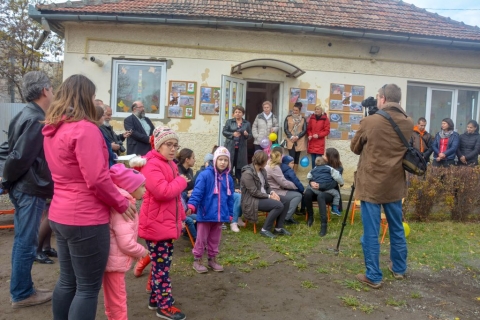 �jabb j�tsz�t�rrel gazdagodott a c�hes v�ros - November 15-�n az �t�dik k�zdiv�s�rhelyi Tekerj egy j� c�l�rt akci� keret�ben �sszegyűjt�tt �sszeg legnagyobb r�sz�ből a H�romsz�ki K�z�ss�gi Alap�tv�ny, a Z�ld Nap Egyes�let �s a helyi �nkorm�nyzat egy�ttműk�d�se r�v�n egy j�tsz�teret adtak �t a Speci�lis �voda udvar�n. A Tekerj egy j� c�l�rt akci� kiemelt t�mogat�ja 2019-ben is a Zarah Moden Kft. �s a New Fashion Rt. volt. Az �tad�son k�sz�lt fot�k az egyes�let Facebook oldal�n megtekinthetőek.

Az �vod�sok �s a k�rny�kbeli gyerekek legnagyobb �r�m�re, p�ntektől hivatalosan is az Achim Andr�s utcai oktat�si int�zm�ny udvara egy csod�latos j�tsz�t�rrel �s t�bb sz�z cserj�vel gazdagodott. A j�liusi karitat�v rendezv�nyen t�bb mint 850 r�sztvevő nevezett be. Az id�n is a legt�bben a Zarah Moden �s a New Fa�shion k�szruhagy�rak sz�neiben ker�kp�roztak. Ugyanakkor nagysz�m� r�sztvevővel k�pviseltette mag�t a Secuiana Rt., a Nexxon Kft, a Senso Kft �s a Manna Egyes�let, de t�bb mint sz�z egy�ni jelentkező is bekapcsol�dott az adom�nygyűjt�si akci�ba. A p�nteki d�lelőtti �tad�son az �vod�sok egy-egy sz�p zen�s műsorral, a sz�lők pedig �ll�fogad�ssal kedveskedtek a t�bb tucat jelenl�vőnek.  

Szerző: R�duly Attila

Fot�: Mariam Sargsyan