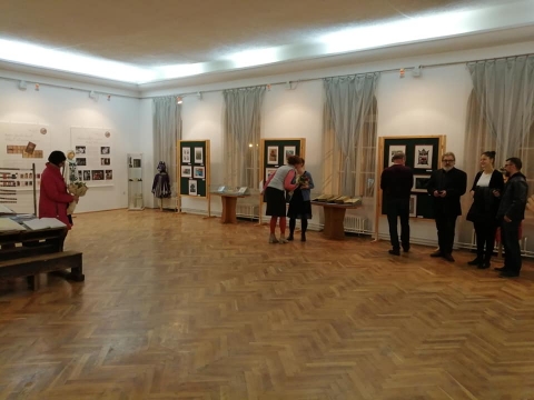 T�nd�rorsz�g �r�k�s k�vete - M�zeumpedag�gia a Benedek Elek eml�kki�ll�t�sra - �T�nd�rorsz�g �r�k�s k�vete� c�mű Benedek Elek eml�kki�ll�t�sunkra m�zeumpedag�giai foglalkoz�ssal v�rjuk a di�k �s �vod�s csoportokat. A foglalkoz�s �ra 50 lej / csoport Időpontfoglal�s egyeztet�s munkaidőben (8 -16 �ra k�z�tt) Dim�ny Erika m�zeumpedag�gussal (0751248277,
dimenyerika.sznm@gmail.ro ) vagy az Incze L�szl� C�ht�rt�neti m�zeum telefonsz�m�n : 0267-361748.

A Balassi Int�zet Benedek Elek eml�kki�ll�t�sa 2020 janu�r 12-ig l�togathat� az Incze L�szl� C�ht�rt�neti M�zeumban.

Fot�: https://www.facebook.com/cehmuzeum/