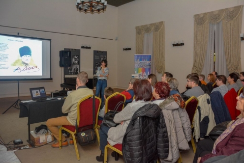 T�r�korsz�g t�rt�nelm�vel, gasztron�mi�j�val ismerkedtek meg a k�zdiv�s�rhelyiek - December 16-�n a Z�ld Nap Egyes�let megh�v�s�ra, a T�r�korsz�gb�l �rkezett Asiye Demirci a zs�fol�sig telt Vigad� Művelőd�si H�z D�szterm�ben vet�tett k�pes előad�ssal kalauzolta el az �rdeklődőket sz�lőhaz�j�ba. A rendezv�nyről k�sz�lt fot�k megtekinthetők a szervezet Facebook oldal�n!

A h�tfői est előad�ja Asiye Demirci 28 �ves t�r�k fiatal volt aki a Z�ld Nap Egyes�letn�l t�lti ESC �nk�ntes szolg�lat�t. A vide�bej�tsz�sokkal tark�tott bemutat�n a r�sztvevők betekint�st nyertek a Kis-�zsi�ban fekvő, gazdag t�rt�nelmi m�lt�, 780 000 km2 ter�letű T�r�korsz�g kult�r�j�ba, hagyom�nyaiba, a r�gi�nk�nti t�ncokat, gasztron�mi�t valamint megismert�k az igen v�ltozatos orsz�g t�rt�nelm�nek k�sz�nhetően a nevezetesebb műeml�k �p�leteit is. A t�bb mint egy �r�s interkultur�lis estet Derzsi Katalin a szervezet tagja tolm�csolta. Asiye az előad�sa sor�n kiemelte, hogy sz�lőhaz�ja a vil�g egyik legtark�bb l�tk�p�vel rendelkezik: lerombolt v�rak, csatahelyek �s a legh�resebb uralkod�k palot�i v�ltj�k egym�st. A legenda szerint Nagy S�ndor ezen a f�ld�n v�gta el a gordiuszi csom�t, Akhilleusz a tr�jaiak ellen itt harcolt Hom�rosz Ili�sz�ban �s az Oszm�n Birodalom is itt v�vta a csat�it, amelyek a k�sőbbiekben teljesen �tform�lt�k Eur�pa t�rk�p�t. 

K�t r�vidfilm megtekint�se ut�n Asiye egy t�r�k n�pdal �nekl�s�vel emelte az esem�ny sz�nvonal�t, n�h�ny b�tor r�sztvevő pedig egy t�ncot is kipr�b�lhattak, majd az esem�ny z�r� akkordjak�nt a jelenlevők k�t t�r�k nemzeti �telt a M�cver-t �s a Tar�ınlı Kurabiye-t (fah�jas pog�csa) k�stolhatt�k meg. Az est v�g�n a jelenl�vők k�rd�seket tehettek fel Asiyenek, aki az Environment+ projekt keret�n bel�l m�jus v�g�ig tart�zkodik a c�hes v�rosban.

A rendezv�ny lehetős�g�t az Eur�pai Szolidarit�si Test�let �s a Vigad� Művelőd�si H�z biztos�totta.

Szerző: R�duly Attila

Fot�: Mariam Sargsyan