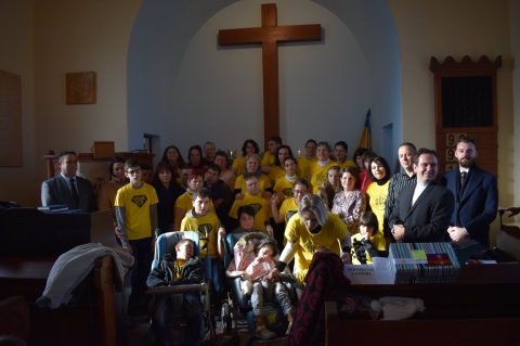 Kiemelt figyelmet ig�nylő gyermekek kar�csonya a k�zdiv�s�rhelyi evang�likus templomban - 2019. december 22-�n, Advent negyedik vas�rnapj�n rendhagy� csal�di �kumenikus istentiszteletet tartottunk a k�zdiv�s�rhelyi evang�likus � luther�nus templomban. Az istentisztelet elej�n V�gh Nimr�d evang�likus lelk�szjel�lt, az esem�ny h�zigazd�ja k�sz�nt�tte a jelenl�vő h�veket, a szolg�lattevő lelkip�sztorokat: Buzog�ny Istv�n unit�rius lelk�szt �s K�d�r Istv�n reform�tus gyakornok lelk�szt valamint a Pro Special kiemelt figyelmet ig�nylő gyermekek csoportj�t. Elmondta, hogy a csoporttal val� első tal�lkoz�s sor�n a felnőttek �hős� felirat�, a gyermekek pedig �szuperhős vagyok� felirat� pol�t viselt�k �s val�ban a h�tk�znapok hőseik�nt, szuperhőseik�nt lehet a csoport tagjaira tekinteni, hiszen Isten hősies feladattal b�zta meg őket.
Az istentisztelet zenei szolg�lat�t Buzog�ny Istv�n unit�rius lelk�sz vezet�s�vel az �jonnan alakult �kumenikus zenekar v�gezte. �r�m volt k�z�sen ifj�s�gi, modern �nekeket �nekelni �s tanulni. Az unit�rius lelk�sz igehirdet�s�ben a Lk 2,12b alapj�n visszatekintett a v�rakoz�s időszak�ra �s elmondta, hogy nem a modern t�rsadalom elv�r�sa szerint kell Isten Fi�nak a sz�let�s�nek �nnep�re k�sz�lni, hanem a maga egyszerűs�g�vel �s sz�ps�g�vel. 
K�d�r Istv�n reform�tus gyakornok lelk�sz im�j�t k�vetően a Pro Special kiemelt figyelmet ig�nylő gyermekek csoportj�nak �nnepi műsora k�vetkezett. A gyermekek felk�sz�tő tan�raik, sz�leik seg�ts�g�vel �nekekkel �s versekkel �rvendeztett�k a nagy l�tsz�mban megjelent gy�lekezeti tagokat. A kiemelt figyelmet ig�nylő fiatalok sz�vből j�vő kar�csonyi műsora elk�pr�ztatta a jelenl�vőket, m�lt� z�r�sa volt az ez �vi �kumenikus istentiszteleteknek. 
Az angyalok a kar�csonyi csomagokat a csoport sz�m�ra hamarabb elhozt�k, �gy az istentisztelet aj�nd�koz�ssal z�rult. �ldott kar�csonyi �nnepeket �s b�k�s, boldog �j esztendőt k�v�nunk! 
