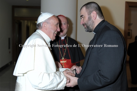 Kov�cs Gergelyt gyulafeh�rv�ri �rsekk� nevezte ki Ferenc p�pa - Őszents�ge Ferenc p�pa elfogadta Mons. Dr. Jakubinyi Gy�rgy gyulafeh�rv�ri �rsek �s Mons. Tam�s J�zsef seg�dp�sp�k lemond�s�t, egyben 2019. december 24-�n Mons. Dr. Kov�cs Gergelyt, a Kult�ra P�pai Tan�cs�nak irodavezetőj�t gyulafeh�rv�ri �rsekk� nevezte ki.
Kov�cs Gergely 1968-ban sz�letett K�zdiv�s�rhelyen. Teol�giai tanulm�nyait 1987-ben kezdte meg a gyulafeh�rv�ri szemin�riumban, majd 1990-ben R�m�ban folytatta. A Collegium Germanicum et Hungaricum n�vend�kek�nt a Gregoriana �s Later�ni p�pai egyetemeken tanult.

1993-ban papp� szentelt�k a gyulafeh�rv�ri �rseks�g sz�m�ra. R�mai tanulm�nyait 1996-ban fejezte be egyh�zjogi doktor�tussal, ezt k�vetően egy �vig k�pl�nk�nt dolgozott Marosv�s�rhelyen.

1997 augusztus�t�l a Kult�ra P�pai Tan�cs�nak irodavezetője. A Kl�ruskongreg�ci� �s a Rota Romana B�r�s�g munkat�rsa. 2019. november 25-�n kinevez�st kapott a Hittani Kongreg�ci� azon bizotts�g�ba, amely a h�zass�gok hit jav�ra t�rt�nő felbont�s�nak elj�r�sait vizsg�lja ki. Tudom�nyos cikkei k�lf�ldi �s belf�ldi foly�iratokban jelentek meg, a Kult�ra P�pai Tan�csa �ltal kiadott Cultura e Fede foly�irat felelős igazgat�ja.

2012 febru�rja �ta M�rton �ron, 2016-t�l H�m J�nos, 2017-től B�di M. Magdolna boldogg� avat�si �gy�nek posztul�tora.

Kov�cs Gergely, a kinevezett gyulafeh�rv�ri �rsek p�sp�kk� szentel�s�ig �s beiktat�s�ig � melyről a k�sőbbiekben int�zkednek �, Jakubinyi Gy�rgy nyugalmazott �rsek apostoli korm�nyz�k�nt vezeti a Gyulafeh�rv�ri Főegyh�zmegy�t.  

Kov�cs Gergely t�bbek k�z�tt az Magyar Katolikus P�sp�ki Konferencia (MKPK) fenntart�s�ban l�vő P�pai Magyar Int�zet Vigilancia Bizotts�g�nak a tagja.

https://www.magyarkurir.hu/hirek/kovacs-gergelyt-gyulafehervari-ersekke-nevezte-ki-ferenc-papa