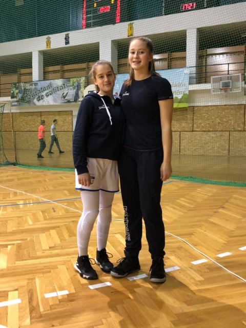 K�t k�zdiv�s�rhelyi l�ny - Kozm�n Kriszta �s Bara N�meth Be�ta az U16-os női Rom�n V�logatottban - December 15-17 k�z�tt a Rom�n Kos�rlabda sz�vets�g v�logat� versenyt szervezett a 2004-2005-ben sz�letett kosarasok sz�m�ra. Az U16-os Rom�n V�logatott k�sz�l a 2020 j�vő j�lius 17-26 k�z�tt a boszniai Szarajev�ban tartand� U16-os EU bajnoks�gra. Az orsz�gb�l t�bb mint 30 kosaras l�ny kapott megh�v�t erre az akci�ra, t�bbek k�z�tt a k�zdiv�s�rhelyi NMSK �s KSE k�t fiatal tehets�ge Kozm�n Kriszta �s Bara N�meth Be�ta. A kosaras l�nyokat a sz�vets�gi edzők h�rom napon �t teszteltek, majd a legjobb 16 maradhatott egy 5 napos edzőt�borba. Mindk�t tehets�g�nk sikerrel vette az akad�lyokat �s beker�ltek a legjobb 16 k�ze.

A 2004-ben sz�letett k�zdiv�s�rhelyi Kozm�n Kriszta k�zel 10 �ve kezdett el kos�rlabd�zni első edzője Cseh Krisztina volt. Kriszt�nak kor�n m�r az első m�rkőz�sein kitűnt tehets�ge, kor�t meghazudtol� a labdavezető technik�ja, kos�r �rz�ke valamint tiszt�nl�t�sa eddigi karrierje sor�n az U10-es valamint U12 koroszt�ly d�ntőj�n t�bbsz�r nyert dob�versenyeket, volt All Star j�t�kos. A legjobb egy�ni teljes�tm�nye a 2018-as U15-os orsz�gos d�ntőn volt Buziasban, mikor csapat�val bronz�rmet nyert �s a torna MVP-je lett  (leg�rt�kesebb j�t�kos). Az id�ntől a KSE felnőtt első lig�s csapat�ban is sikeresen bemutatkozott.

A 2005-os  berecki sz�rmaz�s� Bara N�meth Be�ta, egy kicsit k�sőbben, n�gy �ve kezdett el kos�rlabd�zni a KSE berecki csoportj�ban Minescu J�nos ir�ny�t�s�val. Elősz�r h�rom �ve a mang�liai U12-es OB tűnt ki kor�t meghazudtol� technik�j�val, lazas�g�val valamint l�ppattan�ival, Bety a k�vetkező szezonban beker�lt a k�zdiv�s�rhelyi NMSK csapat�ba ahol Farkas Alp�r ir�ny�t�s�val tov�bb csiszolta tehets�g�t, bronzeremet nyert a d�ntő torn�n. Az idei szezont�l a KSE felnőtt csapat�ba is beverekedte mag�t, a csapat �s az orsz�gos mezőny legfiatalabb tagja lett alig 14 �vesen. Az id�n ny�ron az U14-es v�logatottal m�r r�szt vett egy nemzetk�zi torn�n, ahol nagyszerűen teljes�tett �s a v�logatott egyik meghat�roz� egy�nis�ge volt.

Sok sikert k�v�nunk nekik a k�vetkező csat�kban!