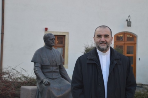 Dr. Kov�cs Gergely p�sp�kk� szentel�se �s �rseki beiktat�sa Gyulafeh�rv�ron, a Szent Mih�ly sz�kesegyh�zban - Febru�r 22-�n, szombaton lesz Gyulafeh�rv�ron, a Szent Mih�ly sz�kesegyh�zban dr. Kov�cs Gergely p�sp�kk� szentel�se �s �rseki beiktat�sa.

Ferenc p�pa 2019. december 24-�n elfogadta mons. dr. Jakubinyi Gy�rgy �rsek eg�szs�g�gyi okok miatt beny�jtott lemond�s�t a Gyulafeh�rv�ri R�mai Katolikus �rseks�g �l�ről.

Mons. dr. Kov�cs Gergelyt a gyulafeh�rv�ri Szent Mih�ly sz�kesegyh�zban febru�r 22-�n helyi idő szerint de. 11 �r�t�l (10:00AM - HU / 09:00 - UK)  tartott �nnepi szentmise keret�ben szentelik p�sp�kk� �s iktatj�k be gyulafeh�rv�ri r�mai katolikus �rseknek. A főszentelő em. �s ft. Gianfranco Ravasi b�boros, a Kult�ra P�pai Tan�cs�nak eln�ke lesz. Az �j főp�sztor a b�boros munkat�rsa �s az eml�tett int�zm�ny hivatalvezetője volt. A k�t t�rsszentelő: nm. �s ft. mons. Jakubinyi Gy�rgy nyugalmazott gyulafeh�rv�ri �rsek, apostoli adminisztr�tor �s nm. �s ft. Miguel Maury Buend�a, Rom�nia �s a Moldovai K�zt�rsas�g apostoli nunciusa.

Mons. dr. Kov�cs Gergely az 1009-ben alap�tott Gyulafeh�rv�ri R�mai Katolikus �rseks�g 84. főp�sztora.

Bizakod� vagyok: besz�lget�s a kinevezett gyulafeh�rv�ri �rsekkel
https://romkat.ro/2020/01/27/bizakodo-vagyok-beszelgetes-a-kinevezett-gyulafehervari-ersekkel/

A szertart�st a Duna Telev�zi�n �s az Erd�lyi M�ria R�di�n kereszt�l is k�vethetik az �rdeklődők:
https://mediaklikk.hu/duna-elo/

Hasznos tudnivalok a resztvevoknek:
https://romkat.ro/2020/02/18/hasznos-tudnivalok-msgr-dr-kovacs-gergely-puspokszenteleserol-es-erseki-beiktatasarol/

https://www.kezdi.info/member/1390324182813