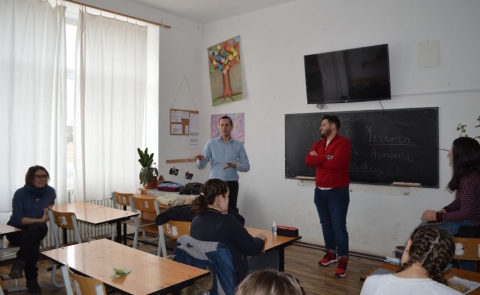 F�kuszban az �nk�ntess�g - 2020. febru�r 14-�n a k�zdiv�s�rhelyi Nagy M�zes Elm�leti L�ceum VIII. C k�pzőműv�szeti oszt�lynak volt a vend�ge a Z�ld Nap Egyes�let csapata, Mariam Sargsyan �rm�ny, Asiye Demirci t�r�k �s Roberto Canfora olasz ESC �nk�ntesek, valamint R�duly Attila a szervezet eln�ke. Az esem�nyen k�sz�lt fot�k megtekinthetők az egyes�let Facebook oldal�n.

A besz�lget�st a tavaly indult Environment+ projekt bemutat�s�val kezdte a szervezet vezetője. Ezt k�vetően pedig ismertett�k az ESC (Eur�pai Szolidar�t�si Test�let) �nk�ntes program tudnival�it, annak soksz�nűs�g�t, lehetős�geit. Kiemelve azt, hogy a projekt olyan k�lf�ldi kaland �s kih�v�s is egyben, amelyben nagyon sok �r�mteli �s �lm�nyekben gazdag tev�kenys�gekkel kell megbirk�zni a v�llalkoz� �nk�ntesnek, amire �nmag�nak kell megkeresnie �s megtal�lnia a megold�st. A foglalkoz�st izgalmass� tette az oszt�lyk�z�ss�g nagyfok� �rdeklőd�se, az �nk�ntesek ittl�te ir�nt. Egy interkultur�lis p�rbesz�det folytatva, a nyolcadikos di�kok k�v�ncsian fogadt�k Robert��k v�laszait a vil�g dolgair�l, az �rm�ny, a t�r�k �s az olasz kult�r�r�l �s az itt tart�zkod�suknak, �lm�nyeiről is. 

A z�ldek k�sz�nik Gy�rgyjakab Bor�ka pedag�gusnak a megh�v�st. A rendezv�ny lehetős�g�t az Eur�pai Szolidarit�si Test�let program biztos�totta. 

Fot�: Mariam Sargsyan �s R�duly Attila