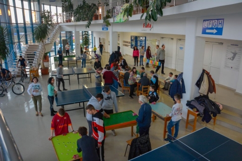 G�rgőz�ssel, dek�z�ssal vette kezdet�t az �vnyit� Mozg� D�lut�n - A Z�ld Nap Egyes�let partners�gben a k�zdiv�s�rhelyi Sportirod�val imm�r hatodik �ve, hogy rendszeresen rendezi meg a Mozg� D�lut�n elnevez�sű esem�nyt, melynek harmincharmadik v�ltozat�ra szerd�n febru�r 26-�n ker�lt sor. A rendezv�nyen k�sz�lt fot�k az egyes�let Facebook oldal�n megtekinthetőek. 

A nagy hagyom�nynak �rvendő esem�ny most is elsősorban a k�zdisz�ki fiatalok bevon�s�ra �sszpontosult, de csal�doknak sz�l� programok sokas�ga sz�nes�tette az ingyenes rendezv�nyt. Alkalmank�nt a kisgyerekektől a felnőttekig minden koroszt�ly k�pviselteti mag�t �s kellemesen t�lti el a k�t �s f�l �r�t. A febru�ri Mozg� D�lut�non t�bb mint sz�zan fordultak meg, akik t�bbek k�z�tt asztaliteniszeztek, szaladtak, mokuruztak, mik�d�ztak, g�rgőztek a KSE ker�kp�rszakoszt�ly�val, gombfociztak a Pusk�s Ferenc Gombfoci Klubbal �s a szervezőknek k�sz�nhetően pedig k�l�nb�ző kifestőket �s t�rsasj�t�kokat pr�b�ltak ki. Ezenk�v�l a jelenl�vők betekint�st nyerhettek az Egyens�ly Gyermekj�g�ba is Hodor Enikő �ltal, aki egy �r�s interakt�v bemutat�t tartott. Az esem�ny z�r�sak�nt a szervezők egy labdapattogtat� bajnoks�got, n�piesebben p�c�gtető ker�lt megszervez�sre. A t�bb kateg�ri�ban meghirdetett dek�z�si verseny első helyezettje Bede Roland lett, m�sodiknak Dumitru Be�ta Andrea ker�lt ki győztesnek. A k�pzeletbeli dobog� harmadik hely��rt �d�z csat�t v�vott egym�ssal B�nffy Szabolcs �s Sipos Szabolcs, az ez�st�rmet pedig az előbbi szerezte meg, k�t ponttal megelőzve az ut�bbit. 

A rendezv�nyt a tervek szerint m�rciusban is megszervezik, �gy aki lemaradt j�het k�vetkezőkor. Az orvosok előszeretettel aj�nlj�k mindenkinek a nevet�st, mert j�t tesz az eg�szs�gnek. Ez az esem�ny minden bizonnyal sok mosolyt csal az arcokra. A mosoly �s a j� hangulat mindenk�pp biztos�tott.

A rendezv�ny lehetős�g�t a Bethlen G�bor Alapkezelő Zrt. �s az Eur�pai Szolidarit�si Test�let biztos�totta.

Szerző: R�duly Attila

Fot�: Asiye Demirci �s Mariam Sargsyan