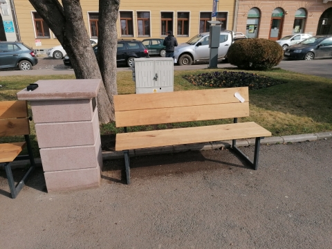 Cs�t�rt�k�n avatj�k az okospadot - A H�romsz�ki K�z�ss�gi Alap�tv�ny �s a Z�ld Nap Egyes�let, a Zarah Moden Kft. �s a New Fashion Rt. főt�mogat�s�val 2019. j�lius�ban �t�dik alkalommal szervezett ker�kp�ros adom�nygyűjt�si akci�t a c�hes v�rosban.  

A j�liusi rendezv�nyre 859 bring�z� nevezett be a legt�bb r�sztvevővel a New Fashion Rt. �s a Zarah Moden Kft. alkalmazottjai �s csal�dtagjai vettek r�szt, de sz�p sz�mban tekertek a Secuiana Rt., a Nexxon Kft., a Manna Egyes�let, a Senso Kft �s a k�zdiv�s�rhelyi Rotary Klub tagjai is. A k�z�ss�gi �sszefog�s r�v�n l�trej�tt okospad az elm�lt napokban elk�sz�lt �s �tad�s�ra cs�t�rt�k�n (m�rcius 12) 11:00-kor a k�zdiv�s�rhelyi G�bor �ron t�ren ker�l sor. 

Az okospad k�t lenyithat� tetejű padb�l �s egy k�zponti elektronikai egys�gből �ll, amely tartalmaz: 4 db. USB csatlakoz�t, 4 db. h�l�zati csatlakoz�t, �s wifi erős�tőt. Az este automata megvil�g�t�ssal ell�tott pad rem�lhetően, egy d�sze lesz a v�rosnak. Az okospad helyi term�kk�nt j�tt l�tre: a padok a k�zdiv�s�rhelyi Csisz�r D�nes faipari tanműhelyben k�sz�ltek, az elektronikai r�szt a sepsiszentgy�rgyi Elco c�g szakemberei �ll�tott�k �ssze, a kőmunk�t Zolt�ni L�r�nd sepsiszentgy�rgyi v�llalkoz� k�sz�tette. Az okospadot egy sz�p v�rosc�mer d�sz�ti, az alkot�s P�ter Alp�r k�pzőműv�sz munk�ja.

Szeretettel v�runk mindenkit!