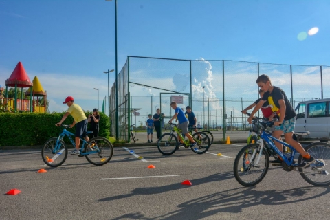 Biciklis lassúsági versenyt szerveztek - 2020. július 30-án a Zöld Nap Egyesület partnerségben a kézdivásárhelyi Sportirodával és a Kendu egyesülettel az idén is megszervezte a hagyományos lassúsági kerékpárversenyt a Kicsid Gábor Sportcsarnok melletti téren, ahol öt kategóriában nevezhettek be a résztvevők. A vetélkedőn a lassúság volt a döntő, az a bringás bizonyult nyertesnek, aki a leglassabban haladva volt képes uralni a kerékpárját. Az eseményen készült fotók megtekinthetőek az egyesület Facebook oldalán. 

E versenyhez óriási türelem, technika és – ami talán furcsán hangzik – óriási erőkifejtés kellett. A legügyesebbeket oklevéllel, érmékkel és kisebb ajándékokkal díjazták. Íme a nyertesek névsora:

Óvodások: I. Bartók Szilárd, II. Kocsis Tamás
Elemi iskolások: I. Pénzes Csiszár Fruzsina, II. Pénzes Csiszár Dorka, III. Molnár Noel, Bartos Hunor
V - VIII osztályosok fiúk: I. Kaposi Ákos, II. Tamás Márk, III. Bodor Ákos
V - VIII osztályosok lányok: I. Kartis Boglárka, II. Balog Boglárka
Ifjak: I. Bíró András, II. Straua Medárd
Támogató: a Bethlen Gábor Alapkezelő Zrt  és az Európai Szolidaritási Testület

Szerző: Ráduly Attila

Fotó: Balogh Ákos 