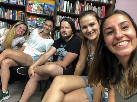 Önkéntesekként a bulgáriai Summer Vibes fesztiválon - 2020. augusztus elején a Zöld Nap Egyesület öt kézdiszéki önkéntese (Hodor Andrea, Lénárt Paula, Mihály Csaba, Boica Szilvia és Márton Henrietta) egy bulgáriai rövidtávú ESC programon vett részt. Az önkéntes szolgálat a Duna partján fekvő, számos épen maradt kastéllyal rendelkező Vidin városában került lebonyolításra, ahol a résztvevők többek között egy fesztiválon segítettek. Az eltöltött napok során készült fotók megtekinthetők az egyesület Facebook oldalán és egy rövid videó pedig az alábbi linken tekinthető meg.
Az önkéntesek rövid élménybeszámolóját az alábbiakban olvashatják: Kissé ódzkodva vágtunk neki az első nemzetközi utunknak március óta. Megnyugvásunkra nyolc órás utunk alatt, Vidin városába, semmi akadályba nem ütköztünk. Csütörtök este meleg fogadtatásban és finom vacsorában részesültünk. Duna parti sétával és az első bolgár sörünkkel ünnepeltük érkezésünket. Pénteken Belogradchik-é volt a főszerep, ahol a szervezőkkel és a helyi önkéntesekkel ismerkedtünk és csodálhattuk meg a település erődítményét, illetve különleges, vöröses szikláit. Strandolási szándékunkat háromszor is elmosta az eső, de cserébe helyi, tradicionális finomságokat kóstolhattunk meg. Ezt követte egy gyorstalpaló bolgár nyelvből, viszonzásképpen a fogadó szervezetünknek meg egy gyorstalpaló román és magyar nyelvből.
Szombaton kezdetét vette a Summer Vibes popfesztivál, a Baba Vida erődítmény parkjában. Üdvözölve voltunk a város alpolgármestere által, rálátást kaphattunk Vidin történetére az erődítmény meglátogatása során, és betekintést nyerhettünk a bolgár pop világába. Délután a helyi strandon hűsítettük magunk, utána pedig egy hajnalig tartó buli vette kezdetét. Utolsó napunkon még jobban megismerhettük Vidin városkáját, finom fagyiját és kávéját, napunk zárásaként pedig újra a fesztiválhangulatot élhettük át a Baba Vidánál. Hétfőn, reggeli után, kezdetét vette a hazautunk és persze a nosztalgiázásunk.
U.i.: a szúnyogsprayt otthon ne felejtsd!!!
A résztvevő fiatalok ezúttal köszönik a kézdivásárhelyi Zöld Nap Egyesületnek, a bulgáriai 'Business Innovation for career development” Alapítványnak a szervezést, valamint a programban való részvétel lehetőségét. A projekt az Európai Bizottság résztámogatásával, az Erasmus+ program keretén belül valósult meg.