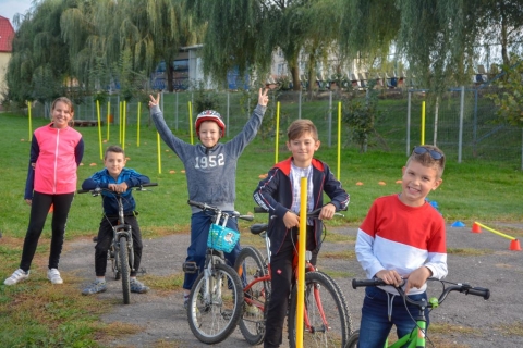 Októberi Mozgó Délután a bringasuli és a gyerekjóga jegyében - A Zöld Nap Egyesület partnerségben a kézdivásárhelyi Sportirodával immár hatodik éve, hogy rendszeresen rendezi meg a Mozgó Délután elnevezésű eseményt, melynek harmincötödik változatára hétfőn október 12 - én került sor. A rendezvényen készült fotók az egyesület Facebook oldalán megtekinthetőek.
A Bethlen Gábor Alapkezelő Zrt, a Communitas Alapítvány és az Európai Szolidaritási Testület támogatásával rendezett esemény most is elsősorban a kézdiszéki fiatalok bevonására összpontosult, de családoknak szóló programok sokasága színesítette az ingyenes rendezvényt. Alkalmanként a kisgyerekektől a felnőttekig minden korosztály képviselteti magát és kellemesen tölti el a két és fél órát. Az októberi Mozgó Délutánon több mint hetvenen fordultak meg, akik többek között asztaliteniszeztek, ugróköteleztek, szaladtak, fociztak, mokoruztak, de kipróbálták a népszerű finn dobójátékot a Mölkkyt és a Kendu Egyesület által megálmodott Bringa Sulit is. Egy speciálisan kialakított pályán a bringások a kerékpározás biztonságos kezelését, használatát tanulhatták meg. A szervezőknek köszönhetően pedig különböző csapatépítő játékokat próbáltak ki. Ezenkívül a jelenlévők betekintést nyerhettek az Egyensúly Gyermekjógába is Hodor Enikő által, aki egy órás interaktív bemutatót tartott. A résztvevők éremben, kisebb meglepetésben és oklevelekben részesültek!
A rendezvényt a tervek szerint novemberben is megszervezik, így aki lemaradt jöhet következőkor. Az orvosok előszeretettel ajánlják mindenkinek a nevetést, mert jót tesz az egészségnek. Ez az esemény minden bizonnyal sok mosolyt csal az arcokra. A mosoly és a jó hangulat mindenképp biztosított.
Szerző: Ráduly Attila
Fotó: Harai Adrienn és Imre Anita