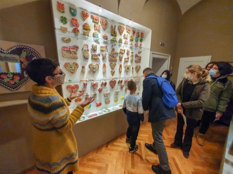 Az Incze László Céhtörténeti Múzeumot látogatták meg - 2020. december 5-én az Önkéntesek Nemzetközi Napjának alkalmával a Zöld Nap Egyesület csapata a kézdivásárhelyi Incze László Céhtörténeti Múzeumba látogatott, ahol helytörténeti értékekkel ismerkedtek meg. Velük tartott a Heal the earth! projekt ESC önkéntesei is Veress Nikolett Adrienn (magyar), Ayten Kurnaz, Halis Özcan (török) és Polixeni Ntanou (görög). A látogatáson készült fotók az egyesület Facebook oldalán megtekinthetőek.
A II. Rákóczi Ferenc emlékkiállítás mellett betekintést nyertek a hagyományos mesterek: fazekasok, csizmadiák, cipészek, tímárok, lakatosok, mézeskalácsosok, kalaposok, szabók egykori műhelyberendezéseibe, az írásos dokumentumok mellett megtekintették, a kézművesek behívótábláit, zászlokat, a 1848-49-es forradalom eseményeit felelevenítő emlékkiállítást, valamint a Zsuzsi és Andris népviseleti babákat is. Köszönjük szépen Dobolyi Annamáriának a tartalmas és szakszerű tárlatvezetést, valamint a vezetőségnek a támogatását!
Fotó: Ráduly Attila
Szerző: Kis Emese