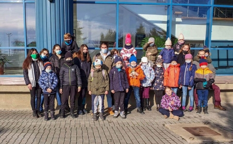 Négynapos nappali foglalkoztató tábort szerveztek - Január 5-8 között a Zöld Nap Egyesület partnerségben a Kovászna Megyei Hulladékgazdálkodási Egyesülettel és a kézdivásárhelyi Sportirodával ötödik alkalommal szervezett napközis tábort a céhes városban. A táborba tizennyolc 7-10 éves helybeli és kézdiszentléleki iskolás gyerek kapcsolódott be, akik naponta 9-16 óra között különböző, tematikusan felépített tevékenységen vehettek részt. Az eseményről több száz fotó és számos rövid videófelvétel készült, melyekből a legemlékezetesebbek az egyesület Facebook oldalán megtekinthetőek.
A tábor számos célja közül az egyik kétségtelenül az is, hogy a sportot kedvelő, a természetet szerető gyerekeket megtalálják, illetve ők is megtalálják az egyesületet annak érdekében, hogy tartós kapcsolat alakuljon ki köztük, azaz rendszeres résztvevőivé váljanak programjaiknak. A gyerekeknek olyan játékos tevékenységeket szerveztek, mely által felhívták figyelmüket a környezettudatosság és az egészséges életmód fontosságára. A tábor nemcsak szituációs gyakorlatokból állt, hanem rengeteg kommunikációs, ráhangoló-hangulatoldó, valamint mozgásos programot is tartalmazott. Ugyanakkor izgalmasabbnál izgalmasabb csapatjátékokban, valamint gondolkodást fejlesztő stratégiai játékokban vettek részt de a kézműves-tevékenység, a számos kifestősök sem hiányoztak a programból. A napközis tábor keretén belül volt még számos labdajáték, teremfoci, görög tánc tanulás, meseolvasás, énektanulás, szaladás és az ívóvízeink fontossága is szerepelt.
Mindezek mellett a szennyvizekről Bandi Zsolt környezetmérnök tartott interaktív bemutatót, Domokos Réka és Lénárt Paula kosárlabdázó, Molnár József, a KSE kosárlabdacsapatának magyarországi edzője pedig egyórás kosaras tevékenységet vállalt. Csütörtökön Hodor Enikő tanítónő segítségével a gyermekjóga rejtelmeibe is betekinthettek, s ezzel párhuzamosan asztaliteniszezésre is sor került. A tábor tevékenységébe a Heal the earth projekt négy ESC önkéntese is bekapcsolódott. A napközis tábor fontos záró aktusa volt a pacalicit. A három nap alatt gyűjtött pontokért sok - sok ajándékot lehetett begyűjteni. A négy nap alatt igazi barátságok köttettek, új ismereteket szereztek a gyerekek, sok kalandos feladattal, élménnyel lettek gazdagabbak.
Szerző: Ráduly Attila
Támogató: Európai Szolidaritási Testület