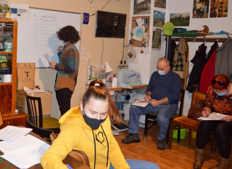 Beindult a török társalgási klub Aytennel és Halissal - A Zöld Nap Egyesület 2021 január végétől betartva a járványügyi előírásokat második alkalommal indította el a török társalgási klubot. A házigazda szerepét Ayten Kurnaz és Halis Özcan a Heal the earth! projekt ESC önkéntesei töltik be, akik alkalmanként mindent megtesznek azért, hogy minél jobban átadják és megismertessék a török nyelv fortélyait a résztvevőknek. A társalgási klubon készült fotók megtekinthetőek az egyesület Facebook oldalán.
A keddenként megszervezésre kerülő török klub egy nyitott és ingyenes társalgási klub, melynek során a jelenlevők elsajátíthatják a nyelv alapjait (ábécé, bemutatkozás, hasznos mondatok), nem formális nevelésben részesülhetnek dalok, rajzfilmek, kisfilmek és sok más érdekes módszer által. A következő találkozóra jövő kedden öt órától kerül sor, melynek egyetlen részvételi feltétele az alapfokú angol nyelvismereti készség.
A projektet az Európai Szolidaritási Testület támogatja.
Szerző: Ráduly Attila
Fotó: Veress Nikolett Adrienn