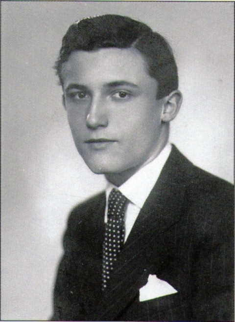 Felh�v�s felolvas�smaratonra! - Pilinszky J�nos (1921-1981) alkot�sait sz�laltatjuk meg, sz�let�s�nek 100., hal�l�nak 40. �vfordul�ja alkalm�b�l 2021. febru�r 23-�n, kedden 10-18 �ra k�z�tt a B�r� Wessel�nyi Mikl�s V�rosi K�nyvt�rban.
A XIII. alkalommal megrendezett nemzetk�zi felolvas�maratonra b�rhonnan lehet jelentkezni. Id�n term�szetesen előt�rbe ker�l az otthoni �s az online t�rben val� olvas�s, ahol megengedett� v�lik (a lehetős�gekhez m�rten) a helysz�n lehet iskol�k oszt�lya, d�szterme, tornaterme, k�nyvt�r, k�v�z�, kultur�lis int�zm�ny, otthon, stb.

Ha b�rmilyen m�don, b�rhol szeretne r�szt venni a rendezv�nyen jelezze facebook �zenetben: K�zdiv�s�rhelyi K�nyvt�rszimpatiz�nsok -oldalon, vagy telefonon: 0787-796475, vagy emailben: kezdivarosikonyvtar@gmail.com, vagy szem�lyesen a k�nyvt�rban! 
