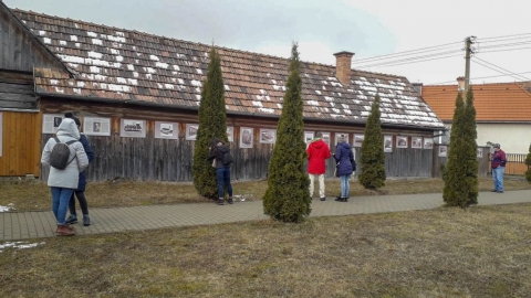 Megeml�kező, kultur�lis �s k�rnyezeti k�r�t - 2021. m�rcius 13-�n, a k�zdiv�s�rhelyi Z�ld Nap Egyes�let ESC �s a helyi �nk�ntes csapata megeml�kező, kultur�lis �s k�rnyezeti k�r�ton vett r�szt.  A szombati t�r�n k�sz�lt fot�k az egyes�let Facebook oldal�n megtekinthetőek.

Elsők�nt a Nyerges-tetőn r�tt�k le kegyelet�ket, ahol feleleven�tett�k az 1848-as szabads�gharc esem�nyeit, majd a kopjaf�kkal kialak�tott t�megs�r ter�n, n�ma csenddel ad�ztak a hősi halottak előtt. Ezt k�vetően a cs�kmenas�gi k�ső g�tikus st�lus�, r�mai katolikus erődtemplomot l�togatt�k meg, ahol megcsod�lhatt�k Hargita megye legszebb műeml�ktemplomainak egyik�t, megismerve a rom�n k�r, a g�tika, a barokk �s renesz�nsz �p�t�szet elemeit. A terrakottabord�s h�l�boltozat sz�ps�ge, a templomfresk�k, �s a v�ltozatos �p�t�szeti elemek harmoniz�l�sa lenyűg�zte a kis csapatot. Ugyanakkor felkerest�k a telep�l�s mindk�t, I. �s II. vil�gh�bor�s eml�kműv�t, ahol felid�zt�k a nagy�g�s t�rt�n�seit, eml�keztek az elesettekre, �zvegyekre �s �rv�kra. Ezt k�vetően a k�rnyezetben tettek egy kisebb barangol�st, megl�togatva a l�z�rfalvi Ny�res-f�rdőt, ahol k�z�sen fogyasztott�k el, az otthonr�l hozott hamuba s�lt pog�cs�t, gőzf�rdőztek, borvizet k�stoltak �s a f�rdőtelep l�tv�ny�ban gy�ny�rk�dtek, ugyanakkor a gyermeki j�kedv sem maradt el, hiszen sor ker�lt egy kis h�goly� csat�ra is. �sszess�g�ben egy csod�latos napot t�lthettek egy�tt, j�kedvvel, sz�p idővel, sok-sok vid�ms�ggal. A kir�ndul�s sz�nvonal�t, az egyes�let �nk�ntese, Kis Emese idegenvezet�se emelte.

Szerző: Kis Emese

Fot�: R�duly Attila �s Ayten Kurnaz