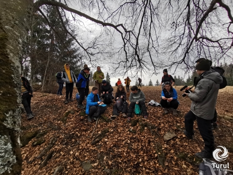 Két program is a fiatalok személyiségének fejlesztéséért művészetek és természet témakörökben - Két program is a fiatalok személyiségének fejlesztéséért
Az elmúlt félévben megnyerte a Turulmadár Egyesület a Nemzeti Tehetség Program két projektjét, melynek célja, hogy művészetek és természet témakörökben fejlessze a tehetséges fiatalok személyiségét. A tavalyi év novembere és az idei év júniusa között zajló programban összesen huszonnégy 15-19 év közötti sepsiszentgyörgyi fiatal tevékenykedik aktívan.
„A tehetségprogramok során az élmény- és alkotásközpontúságon van a hangsúly, amely egy interaktív, és nem egy monoton előadásmódot foglal magában. Ez az interaktivitás a járványhelyzetben nagyon jól jött, ugyanis kimozdítja fiatalokat az online világból, segíti őket a tapasztalati tudás megszerzésében, amelyet későbbiekben felhasználhatnak szakmai életük során” – mutatott rá Gheorghiță Raymond, a Turulmadár Egyesület önkéntes koordinátora.
Az Irány a természet programban jelenlevő tizenkét középiskolás fiatal tapasztalatokon, élményeken alapuló természettudományos ismeretiket bővítik és fejlesztik. Az iskolások tematikus túrákon, felkészítő táborokban vesznek részt. Ennek köszönhetően már tanulmányi kirándulást szerveztek a Bálványos Természetvédelemi Területre, ahol Para Zoltánnal, a Vinca Minor Egyesület elnökével beszélgettek a hely jellegzetességéről, kialakulásáról, növény- és állatvilágáról, de túráztak a Bodoki- és Királykő-hegységekben is, valamint a brassói Cenken. A januári három napos táborban bővítették tájékozódási ismereteiket, megismerték a biztonságos túrázáshoz szükséges felszereléseket, valamint elsajátították azoknak használatát, és a Kovászna Megyei Vöröskereszt munkatársaitól megtanulták az elsősegélynyújtás alapjait. A következő hetekben különböző meghívottak közreműködésével folyattatódnak a foglalkozások a természetben.
A Lencsén keresztül a világ projekt célja tizenkét tehetséges 15-19 év közötti fiatal vizuális készségének és szakmai tudásának fejlesztése fotó- és filmezés témában. A foglalkozások során megismernek új technológiai folyamatokat, művészeti és praktikus látásmódokat, szakmai irányzatokat, képszerkesztési és feldolgozó programokat. A középiskolások az elmúlt időszakban több oktató fotózáson vettek részt, ugyanakkor folyamatban van egy rövid film megalkotása is. Tervben van egy műhelymunka, ahol intenzív foglalkozások zajlanak filmezés és fotózás témában. A projekt szakmai oktatásában, fejlesztésében Ürmösi Mihály Levente, producer-operatőr és Toró Attila, fotográfus-dizájner vesz részt.
A projektek koordinációját Gheorghiță Raymond és Gajdó Ödön, a Turulmadár Egyesület önkéntesei végzik. Támogató a Nemzeti Tehetség Program és a Miniszterelnökség Családokért felelős tárca nélküli miniszter.