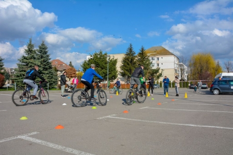 Bring�s lass�s�gi versenyt szerveztek a Tavaszi Z�ld Napokon - 2021. �prilis 23-�n a Z�ld Nap Egyes�let partners�gben a k�zdiv�s�rhelyi Sportirod�val �s a Kendu Egyes�lettel betartva a j�rv�ny�gyi elő�r�sokat a tizenegyedik Tavaszi Z�ld Napok keret�n bel�l az id�n is megszervezte a hagyom�nyos lass�s�gi ker�kp�rversenyt a Kicsid G�bor Sportcsarnok melletti t�ren, ahol �t kateg�ri�ban nevezhettek be a r�sztvevők. A vet�lkedőn a lass�s�g volt a d�ntő, az a bring�s bizonyult nyertesnek, aki a leglassabban haladva volt k�pes uralni a ker�kp�rj�t. Az esem�nyen k�sz�lt fot�k megtekinthetőek az egyes�let Facebook oldal�n. 

E versenyhez �ri�si t�relem, technika �s � ami tal�n furcs�n hangzik � �ri�si erőkifejt�s kellett. A leg�gyesebbeket oklev�llel, �rm�kkel �s kisebb aj�nd�kokkal d�jazt�k. �me a nyertesek n�vsora:

�vod�sok: I. Major�n Lilla, II. Marthi Benett-M�rk, III. Marthi Huba-Kriszti�n   
Cs�ki Kamilla � dics�ret
Elemi iskol�sok: I. Sz�gy�rt� Roland, II. Sz�sz Dszesszika, III. Danalizi Dorka- M�ria
V - VIII oszt�lyosok fi�k: I. S�ra D�vid, II. Tim�r J�zsef, III. Kozma Arthur
V - VIII oszt�lyosok l�nyok: I. Sz�gy�rt� Kincső, II. Kartis Bogl�rka
Ifjak: I. R�duly Bence, II. B�r� Andr�s, III. Bartha Edvin   
T�mogat�: K�zdiv�s�rhely �nkorm�nyzata  �s az Eur�pai Szolidarit�si Test�let

Szerző: R�duly Attila

Fot�: Ana Jgerenaia