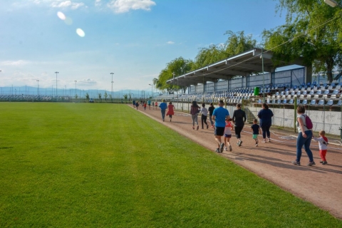 Csal�dos fut�st szerveztek - A Z�ld Nap Egyes�let �s a k�zdiv�s�rhelyi sportiroda m�jus 26-�n egy �jabb fut�napot szervezett a Sinkovits stadion udvar�n. Az esem�nyen k�sz�lt fot�k megtekinthetőek az egyes�let Facebook oldal�n.

A l�nyeg ez�ttal is a mozg�son, a szabad levegőn val� tart�zkod�son volt, azzal a k�l�nbs�ggel, hogy ez�ttal elsősorban csal�doknak sz�lt a ki�r�s. A szerda d�lut�ni rendezv�nyen 11 k�zdisz�ki csal�d �rezte �gy, hogy a j�niusi naps�t�st kihaszn�lva �sszek�ti a kellemest a hasznossal, �s p�r k�rt leszaladva tesz egy l�p�st eg�szs�ge megőrz�s��rt. A sportol�s �lm�nye mell� pedig ingyenes sz�rakoztat� programokat is k�n�ltak a szervezők, ezzel is fokozva az esem�ny hangulat�t.

A t�bb kateg�ri�ban d�jazott nyerteseknek ezut�n is gratul�lunk. K�l�nd�jban r�szes�lt a legt�bb k�rt szalad� csal�d (Fazakas csal�d), valamint a legnagyobb l�tsz�mban megjelenő csal�d (Voloncs-N�meth csal�d) is. A fut�d�lut�n legfiatalabb r�sztvevője a m�sf�l �ves Gy�rgy �d�m, m�g a legidősebb a 81 �ves Szab� Ilona volt. A szervezők k�sz�nik jelenl�vőnek a r�szv�telt, a t�mogat�knak a seg�ts�get.

Szerző: R�duly Attila
Fot�: Halis �zcan �s Ana Jgerenaia