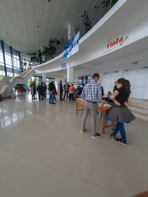 Gyereknapi foglalkoz�s a Pro Special Egyes�let tagjainak - A Z�ld Nap Egyes�let csapata felk�r�st kapott a Pro Special Egyes�lethez tartoz�, speci�lis nevel�st ig�nylő gyerekek �s csal�djaik sz�m�ra, hogy tartson egy gyereknapi interakt�v foglalkoz�st. A r�vid programismertetőt k�vetően a k�zdiv�s�rhelyi Kicsid G�bor Sportcsarnok előter�ben kezdet�t is vette a zen�s, mozg�sos tev�kenys�gsorozat. Az esem�nyen k�sz�lt fot�k az egyes�let Facebook oldal�n megtekinthetőek.

�r�mteli hangulatban zajlott a h�tfői esem�ny, melyet �nekl�ssel ind�tottak, azt k�vetően a Z�ld Nap Egyes�let eln�ke, R�duly Attila �s a Heal the earth projekt ESC �nk�ntesei �dv�z�lt�k a jelenl�vő csal�dokat. A t�bb mint egy �r�s rendezv�ny sor�n a gyerekeknek lehetős�g�k volt egy�tt �nekelni gyerek- �s n�pdalokat, t�ncolhattak, illetve csapatokba szerveződve k�l�nb�ző �gyess�gi j�t�kokban is kipr�b�lhatt�k magukat. Az akad�lyp�ly�kon val� t�ljut�s sem okozott gondot, ha sz�ks�g volt r�, akkor kiseg�tett�k egym�st, �s a sz�leik is sz�vesen r�szt vettek a j�t�kokban.

K�sz�nj�k a Pro Special Egyes�let lelkes tagjainak seg�ts�g�t a j�t�kok lebonyol�t�s�ban, valamint Goth�r Melind�nak a megh�v�st.

Fot�: Farkas Orsolya �s Halis �zcan