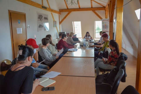 jabb regionlis tallkozt tartottunk Kzdivsrhelyen - Jnius 11-n Kzdivsrhelyen a Sportszll Trsalgjban kerlt sor a kzdivsrhelyi civil kerekasztal megszervezsre a Civilek Hromszkrt Szvetsg (CIVEK) s a Zld Nap Egyeslet kezdemnyezsben. A tallkozn tizenkt civilszervezeti kpviselő vett rszt, a fotk a Zld Nap Egyeslet Facebook oldaln megtekinthetőek!

A jelenlvőket hzigazdaknt Kocsis Zoltn a Sportiroda vezetője ksznttte. Rduly Attila a CIVEK elnke rviden ismertette az esemny cljt s a rvid pr mondatos bemutatkozsokat kvetően el is kezdődtt a msfl rs szakmai beszlgets. A tallkoz kzpontjba a civil szervezetek mindennapos tevkenysgei lltak, kiemeltkppen a civil szervezetek programjainak finanszrozsa s a vllalkozsokra, nonprofit szervezetekre is rvnyes kik a vals haszonlvezők (beneficiar real)? trvnynek a megbeszlse. A civil szervezetek esetben azok is, akiknek rdekben azt ltrehoztk s műkdtetik.  A tallkoz formlisabb keretek kztt folytatdott s rtrtek a tulajdonkppeni napirendi pontokra.
A pnteki kerekasztal beszlgets msodik felben az esemny meghvottja Gyergyai Bettina a kzdivsrhelyi nkormnyzat plyzati felelőse szmos hasznos informcit osztott meg a civil szervezet kpviselőkkel a most meghirdetett kulturlis s a sportplyzatok kapcsn. Bettina felhvta a jelenlvők figyelmet a plyzati kirsok pontos megrtsre, gyakran előfordul, hogy a plyztat ltal killtott űrlap kitltse sem teljes. Ugyanakkor ismertette mely mellkletet honnan s hogyan kell beszerezni, kihangslyozva, hogy minden kitltsi krelemnek megvan a maga fontos szerepe, ezrt a plyzk vegyk ezt komolyan, mivel egy meg nem adott email cm, telefonszm, dtum akr a plyzat kizrshoz is vezethet.

A tallkoz sikeresnek bizonyult s megszervezsnek hagyomnyt fenntartja a CIVEK vezetősge az elkvetkezendőkben is. Ksznjk mindenkinek a rszvtelt!

Szerző: Rduly Attila

Fot: Halis zcan