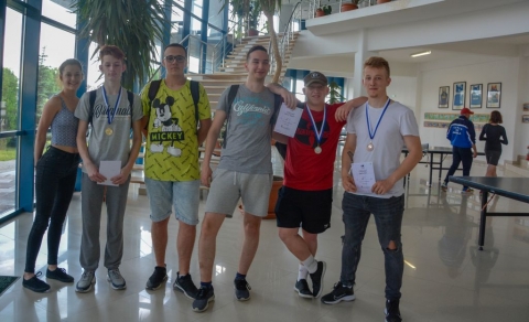 Újra megszervezték a nyári amatőr asztalitenisz bajnokságot - Bő egy év kihagyás után a Zöld Nap Egyesület és a kézdivásárhelyi Sportiroda június 23-án amatőr sportolók számára újra megszervezte a hagyományos Asztalitenisz Bajnokságot a Kicsid Gábor Sportcsarnok előterébe. A szerda délutáni rangadóra különböző korosztályokban több mint negyvenen neveztek be. A legtöbben a felnőtt férfiak kategóriájában indultak. A rendezvényen készült fotók megtekinthetők a Zöld Nap Egyesület Facebook oldalán!
A test és a lélek egyensúlyban való edzése érdekében évente négy alkalommal különböző korcsoportok számára megrendezésre kerülnek asztalitenisz bajnokságok. Ez alkalommal is a férfiak és a nők külön kategóriában szerepeltek, hat asztalon mérve össze pingpong tudásukat. Az öt, illetve hat tagú csoportok első két helyezettje léphetett tovább a negyeddöntőbe, ahol már egyenes kieséses rendszerben folytatódott a verseny. A három órás küzdelem után a következő eredmények születtek.
Nyertesek névsora:
14 évesek: I. Sipos Szabolcs, II. Bede Roland, III. Gábor Kristóf
15 évesek: I. Gábor Erik, II. Dumitru Beáta-Andrea, III. Rancz Roland,
Ifjak: I. Ferencz Arnold, II. Szakáts Bernád, III.Tamás Attila, Vida Roland
Férfiak: I. Lénárt-Kendi István, II. Vitán Domokos, III. Bede Tihamér, Straua Medárd
A remek hangulatú verseny végén a résztvevők érmeket, különböző könyveket és okleveleket kaptak, senki nem ment haza üres kézzel. Köszönjük a segítők részvételét és gratulálunk a díjazottaknak!
Szerző: Ráduly Attila
Fotó: Ayten Kurnaz és Straua Medárd