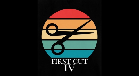 First Cut IV - bemutatt�k munk�ikat a Sapientia M�dia Tansz�k�nek v�gzősei - First Cut IV - bemutatt�k munk�ikat a Sapientia M�dia Tansz�k�nek v�gzősei
 
Nagy volt az �rdeklőd�s j�lius 9�10-�n a M�dia Tansz�k v�gzős hallgat�inak alkot�sai ir�nt a Sapientia EMTE Kolozsv�ri Kar�n. A k�tnaposra szervezett esem�nyen előzetes regisztr�ci�val lehetett r�szt venni, t�bb mint 100-an fordultak meg a Tordai �ti �p�letben, hogy a legfrissebb filmes-fot�s �term�ssel� ismerkedjenek.

Tavaly a j�rv�nyhelyzet miatt elmaradt ugyan, de id�n a Sapientia EMTE Kolozsv�ri Kara �jra megszervezte a Filmműv�szet, fot�műv�szet, m�dia szakos, illetve Filmtudom�ny mesteri szakos hallgat�inak munk�it bemutat� �vz�r� esem�nyt. Az �rdeklődők a frissen elk�sz�lt filmek mellett fot�ki�ll�t�sokat, �ll�- �s mozg�k�pes install�ci�kat is megtekinthettek.
 
 Az �rv�nyben l�vő l�tsz�mkorl�toz�sra val� tekintettel az id�n k�tnaposra szervezt�k az esem�nyt, hogy min�l t�bb szem�ly sz�m�ra hozz�f�rhetőv� tegy�k az alkot�sokat, mindk�t nap ugyanazzal a programmal vet�tettek filmeket, �s a fot�ki�ll�t�sok �s az install�ci�k is a hely�k�n maradtak.
 
A 2021-es v�gzős�k filmjei az �let egy-egy szelet�t viszik v�szonra, t�bbek k�z�tt a szerelem, csal�d, �tkeres�s t�m�it is �rintik. A fot�ki�ll�t�sok k�z�tt van, amely az elm�lt �v k�zponti tapasztalat�ra, a bez�rts�gra f�kusz�l, m�shol pedig az �lomvil�gban felsz�nre t�rő v�gyak �s traum�k vagy �pp a test sz�ps�ge ker�l előt�rbe. Az install�ci�k a mindennapok mell�kesnek tűnő r�szleteit mutatt�k be, hangs�lyt fektetve a folyamatos v�ltoz�sra, a k�zdelemre. Az alkot�sok teljes le�r�sa elolvashat� a M�dia Tansz�k film.sapientia.ro honlapj�n.
 
A tervek szerint a Kolozsv�ri Magyar Napok �s a Nagyb�nyai Magyar Napok keret�ben is tal�lkozni lehet majd az alkot�sok (egy r�sz�vel), �s esetenk�nt alkot�ikkal is. A bemutatott munk�k teljes list�ja al�bb olvashat�.
 
Filmek
� Polacsek Zs�fi: A madarak nem t�vednek el (kisj�t�kfilm, 20 perc)
� K�d�r M�rk: Missing Light (kisj�t�kfilm, 20 perc)
� K�pir� Dorottya: Mielőtt kirep�lsz... (kisj�t�kfilm, 21 perc)
� Ferenczi Edith: Egy r�gi napl� besz�lni kezd (kisj�t�kfilm, 16 perc)
� Nagy Blanka: Adn�l t�zet? (kisj�t�kfilm, 19 perc)
� T�r�k Előd: Hűtő (kisj�t�kfilm, 9 perc)
� Farkas �gnes-Anna: J�tsszuk tov�bb (kisj�t�kfilm, 24 perc)
� Makkai Zs�fi: A piros kab�t (10 perc)
� Kegyes Nicholas: L�z�lom (17 perc)
� Frunza Roland: F�tum (kisj�t�kfilm, 9 perc)
� Vig Zsombor: Sz�rnyas halak (anim�ci�s film, 6 perc)
� Incze Barbara: Kardi� (kisj�t�kfilm, 23 perc)

Install�ci�k
� Ferencz Zs�fia: Triptychon
� T�r�k Előd: Kegyelem
� MA II (Farkas Bogl�rka, Ferencz Zs�fia, Incze Barbara, Mikl�s N�ra, T�thp�l B�la, T�r�k Előd): The Wind in the Trees

Fot�ki�ll�t�sok
� Csender Hanna: Mors Somno Simillima est
� M�k Kriszti�n: Bez�rva
� S�rk�ny Hilda-Sarolta: F�zi�
� R�duly S�ndor: Reptant Tarot
� FFM II (�d�m Krisztina, Farkas J�lia, Fekete T�mea, Laczk� Tibor-Istv�n, Snekszer �gnes, Szab� Barbara, Szab� M�ty�s, T�th Hunor): Vid�k