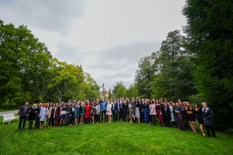 D�jazt�k a The Duke of Edinburgh�s International Award szem�lyis�gfejlesztő programban r�sztvevő h�romsz�ki fiatalokat - D�jazt�k a The Duke of Edinburgh�s International Award szem�lyis�gfejlesztő programban r�sztvevő h�romsz�ki fiatalokat

�tvett�k a The Duke of Edinburgh�s International Award szem�lyis�gfejlesztő programot a tavalyi, illetve az idei �vben sikeresen teljes�tő sepsiszentgy�rgyi �s kov�sznai fiatalok az elismerő oklevelet. A szeptember 23-�n, a zabolai Mikes-kast�lyban megszervezett nagyszab�s� d�j�tad� �nneps�gen, k�zel �tven fiatalt r�szes�tett elismer�sben a Turul Iroda.

A d�jat 1956-ban ind�totta Edinburgh hercege, II. Erzs�bet kir�lynő hajdani f�rje, k�z�sen Kurt Hahn n�met oktat�val �s John Hunt lorddal, az első sikeres Everest-exped�ci� vezetőj�vel. A program alternat�v k�pz�st biztos�t a 14 �s 24 �v k�z�tti fiataloknak, c�lul tűzve az �letre val� nevel�st. A fiatalok n�gy ter�leten v�llalnak r�szt: �nk�ntess�g, fizikai, illetve szellemi k�pess�gek fejleszt�se, valamint kaland. Mindezeket h�rom szinten v�gezhetik el: bronz, ez�st �s arany. A nemzetk�zi fejlesztőprogram tev�kenys�g�be 2015-től kapcsol�dnak be a h�romsz�ki fiatalok az anyaszervezet, valamint a sepsiszentgy�rgyi Turul Iroda �nk�ntes mentorainak, oktat�inak, munkat�rsainak k�sz�nhetően. 

Furus Levente, a Turul Iroda eln�ke elmondta: �A The Duke of Edinburgh�s International Award c�lja nem m�s, mint a saj�t hat�raink t�ll�p�se, ez a c�lkitűz�s egyszerre jelent kih�v�st mentor �s mentor�lt sz�m�ra. Amit mi szervezetk�nt is tanulhatunk a programb�l, az nem m�s, mint a kitart�s �s t�relem. B�r a tavalyi �vben volt egy pillanatnyi megtorpan�s, kitart�ssal, egy�ttműk�d�ssel siker�lt �tl�pn�nk a pillanatnyi b�kkenőn, �gy megerős�dve ker�lhet�nk ki belőle, �s ez a program l�nyege is.�  Ugyanakkor k�sz�netet mondott a program t�mogat�inak, koordin�torainak �s mindazoknak, akik fontosnak tartott�k a fiatalok t�mogat�s�t, hiszen seg�ts�g�k n�lk�l mindez nem siker�lt volna. 

��r�mmel t�lt el, hogy a The Duke of Edinburgh�s d�j a j�vőbe fektet, mert a fiatalokat t�mogatja �s motiv�lja, hogy kimozduljanak a komfortz�n�jukb�l. A j�vőbe fektet, mert kinyitja a fiatalok l�t�k�r�t, �s a j�vőbe fektet, mert kapcsolatokat �p�t� � kezdte besz�d�t az est h�zigazd�ja, Roy Chowdhury Gergely. Kiemelte a kapcsolatok fontoss�g�t, sok sikert k�v�nt a tov�bbiakban a program r�sztvevőinek �s t�mogat�inak. 
Shajjad Rizivi, a The Duke of Edinburgh�s International Award Romania Alapitv�ny eln�ke gratul�lt �s elismer�s�t fejezte ki a h�romsz�ki mentorok �s fiatalok fel�: �Gratul�lok, ahhoz, amit el�rtetek. Olyasmit �rtetek el, ami k�l�nleges. Nem t�rt�nik minden tanul�s az iskola falai k�z�tt. Igaz�b�l az �letben, az sz�m�t, ami az iskol�n k�v�l t�rt�nik, �s az hogyan �llsz a dolgokhoz.�

Kov�cs � Gergely Katalin, a program Kov�szna v�ros�nak koordin�tora kiemelte a fiatalok r�termetts�g�t, kitart�s�t: �A csod�k nem akkor sz�letnek, amikor valamit ki akarnak k�nyszer�teni. A csod�k itt t�rt�ntek, a fiatalok teljes sz�vvel dolgoztak, k�zd�ttek a c�ljaik el�r�s��rt. A munk�juk �gy lett �s lesz �ld�s.� Majd h�l�j�t fejezte ki a fiatalok fele: �H�l�sak vagyunk, legfők�ppen az�rt, hogy a mentoraitok lehett�nk �s k�sz�n�m a mentort�rsaimnak is.�
��gy �rzem, hogy nagyon sokat fejlődtetek �s ti vagytok azok, akik magatok k�r�l k�pesek vagytok megv�ltoztatni, jobb� tenni a vil�got� � c�mezte �zenet�t a fiataloknak Gheorghiță Raymond, h�romsz�ki koordin�tor. Ugyanakkor k�sz�net�t fejezte ki mindazon oktat�k, mentorok, koordin�torok �s t�mogat�k sz�m�ra, aki a programban műk�d�s�ben seg�tettek: �Sokszor elgondolkodtunk, hogy meg�ri-e az �nk�ntesen befektetett munka. Azt tudom v�laszolni, hogy igen. Mik�zben d�jaztuk a fiatalokat, a munk�t elfelejtj�k, csak a pozit�v, kellemes �lm�nyekre, az eml�kekre gondoltam vissza.�

A h�napokon �t zajl� szellemi, fizikai �s �nk�ntes tev�kenys�geket a v�g�n egy kih�v�s z�rja. De hossz� �t vezet id�ig: a fiatalok felk�sz�tő t�borokon vettek r�szt, ahol megismerkedtek a t�r�z�shoz sz�ks�ges eszk�z�kkel, elsőseg�ly oktat�son vettek r�szt, majd az itt szerzett elm�leti oktat�st t�bb felk�sz�tő t�r�n, a gyakorlatban is elsaj�t�tott�k, a v�g�n pedig saj�t maguk tervezt�k meg a lez�r� kalandt�r�t, eg�szen a tervez�stől a kivitelez�sig. Sokan emberpr�b�l� feladatokkal n�ztek szembe. A d�jazott fiatalok mes�ltek a program alatt szerzett �lm�nyeikről, kalandjaikr�l, hogy mi jelentett sz�mukra r�szt venni a t�bb h�napon �t a The Duke of Edinburgh�s International Awardon, �s bemutatt�k a programot z�r� kalandt�rjukr�l k�sz�lt r�vidfilmeket.

Az est h�tralevő r�sz�n, �ll�fogad�s, valamint H�jja Huba-Ferenc, a sepsiszentgy�rgyi Borbrig�d tulajdonosa bork�stol�val v�rta a r�sztvevőket, de kast�ly udvar�n t�bortűz mellett lehetős�g ny�lt besz�lget�sre is.

A g�la hangulat�t Hoos Hanna Denise hegedű- �s Sinka Melinda zongorakoncertje emelte. A j�vőben az egyes�let  h�rom v�rosban, Sepsiszentgy�rgy�n, K�zdiv�s�rhelyen �s Kov�szn�n �sszesen hetven�t �j fiatalt �s harminc�t felnőttet von be a The Duke of Edinburgh�s International Award tev�kenys�geibe.

A programot t�mogatja a Barab�s Lovarda, az LC Packaging Kft., az Elektra-Cont Kft. �s a Vikingcons Kft. Az est t�mogat�ja a Zabola Estate, a Pro Wegener Santitate Alap�tv�ny, a Consac KFt. �s Rotary Club.